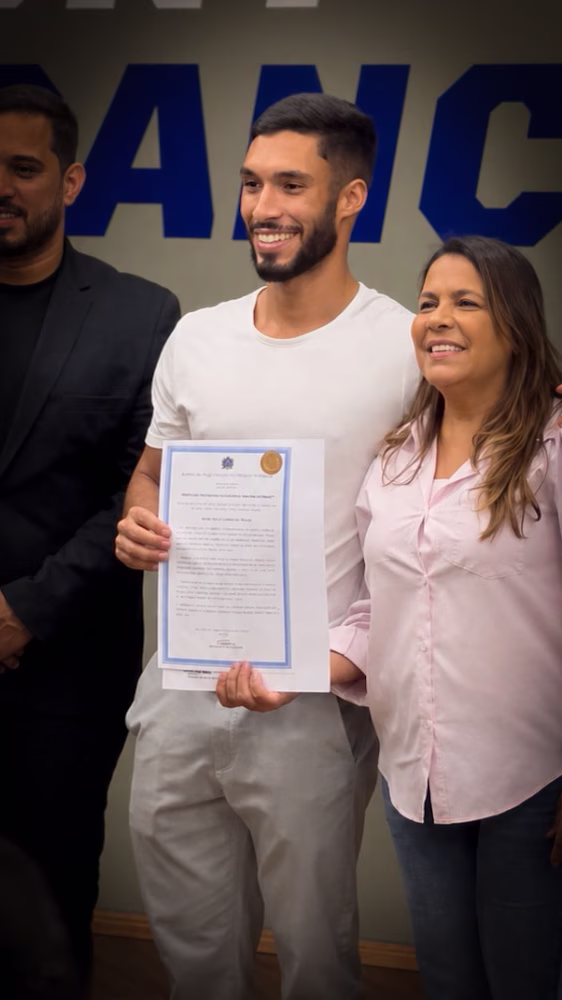 Lucas Alves com certificado